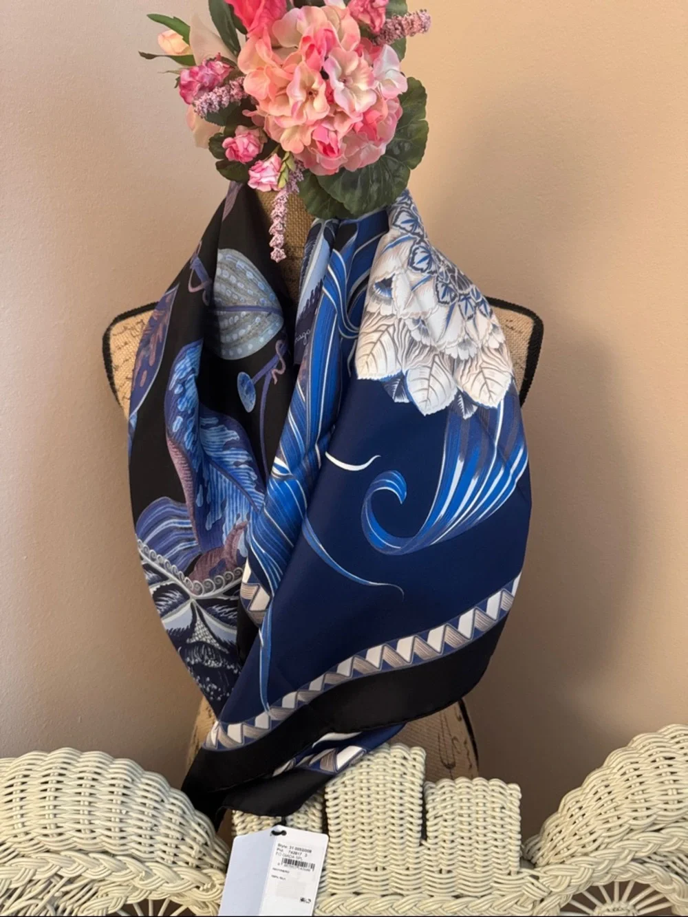 Salvatore Ferragamo silk scarf. - Picture 2 of 7